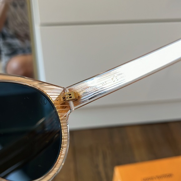 Louis Vuitton sunglasses - Picture 6 of 7